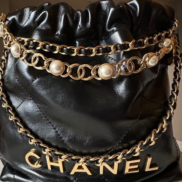 Shiny Calfskin Quilted Pearl CC Chain Mini Chanel 22 Black - Picture 5 of 6
